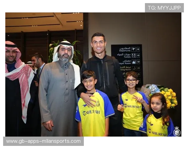 C罗带儿子参加训练营，父子合影上热搜